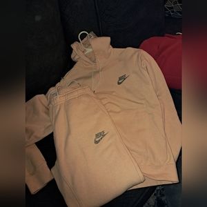 Nike jogging outfit